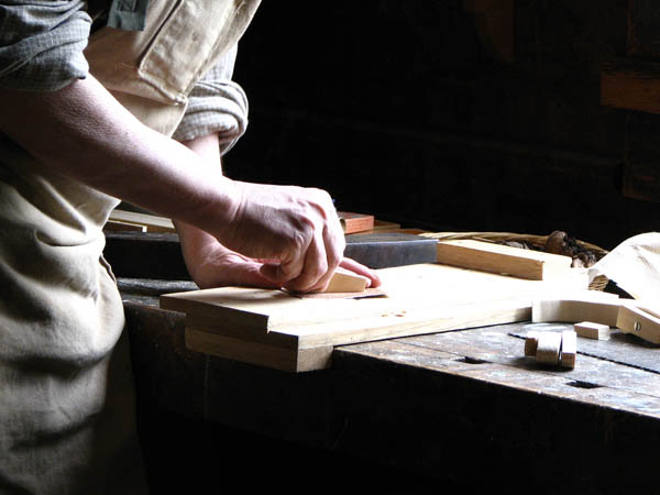 Nacemos de la influencia y formación  heredada en el sector de la <strong>carpintería de madera y ebanistería  en Ajalvir.</strong>